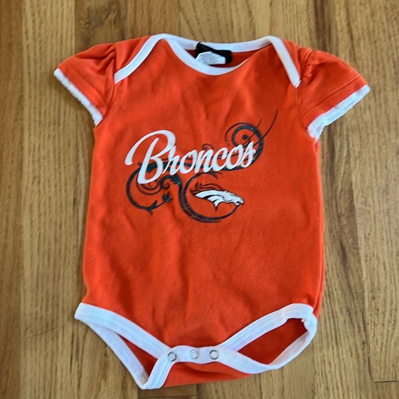 BRONCOS Set of 3 Girls Onesies, Denver Broncos, Size 3-6 Months - Picture 6 of 8